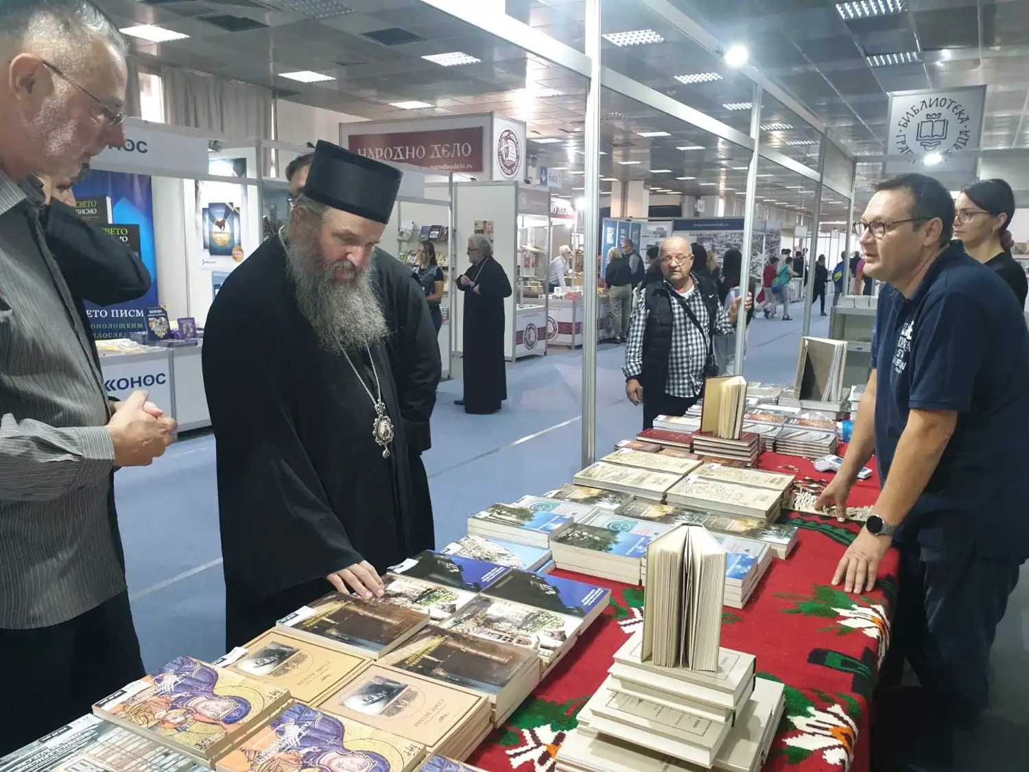 ПОСЕТА ЕПИСКОПА АНДРЕЈА  БЕОГРАДСКОМ САЈМУ КЊИГА
