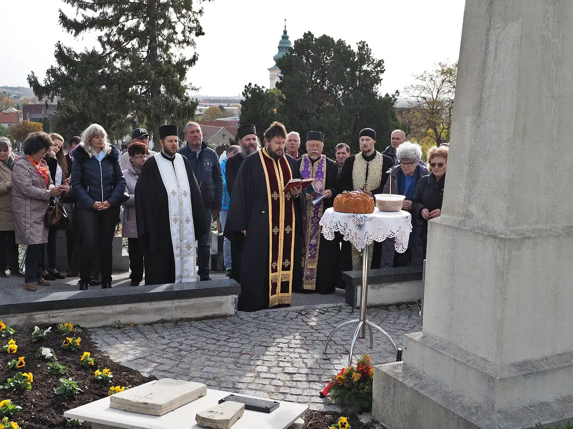 Помен на војничким гробљима