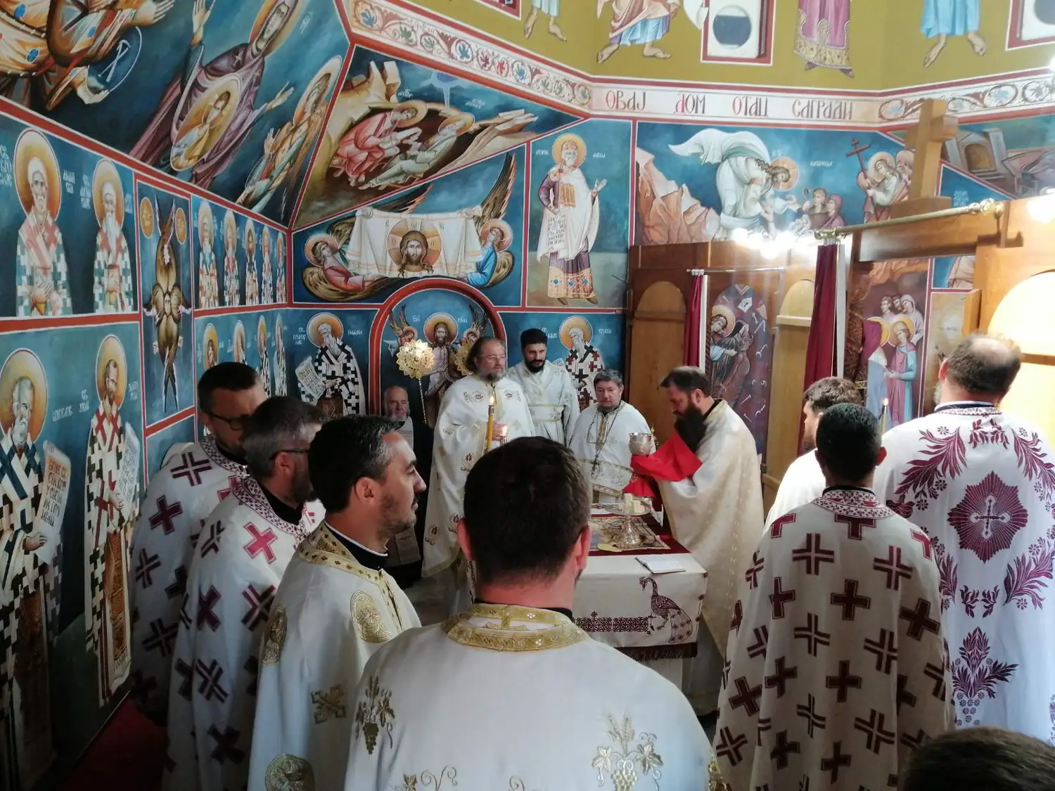 20 година матуре прве и друге генерације свршених богослова Крагујевачке богословије