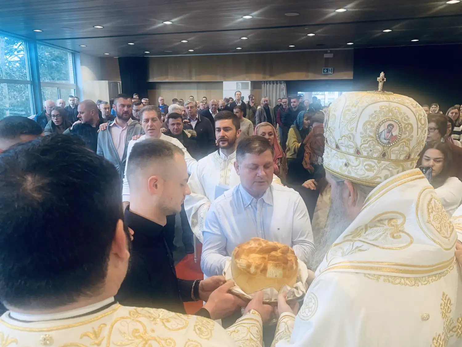 Епископ Андреј на парохијској слави у Лозани