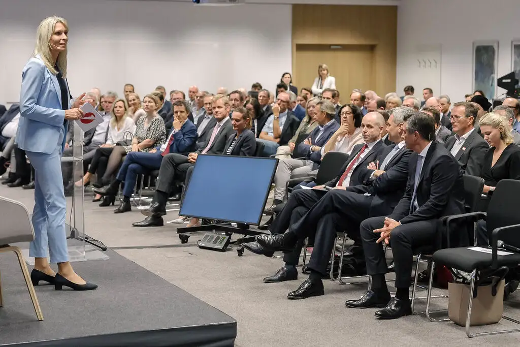 Епископ Андреј на форуму у организацији Банке Аустрија