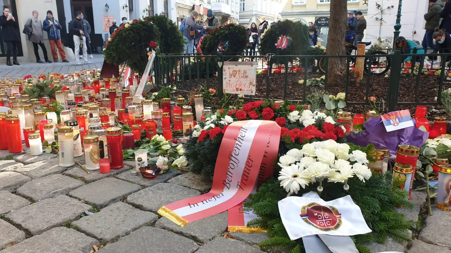 Полагање цвећа на месту терористичког напада у центру Беча