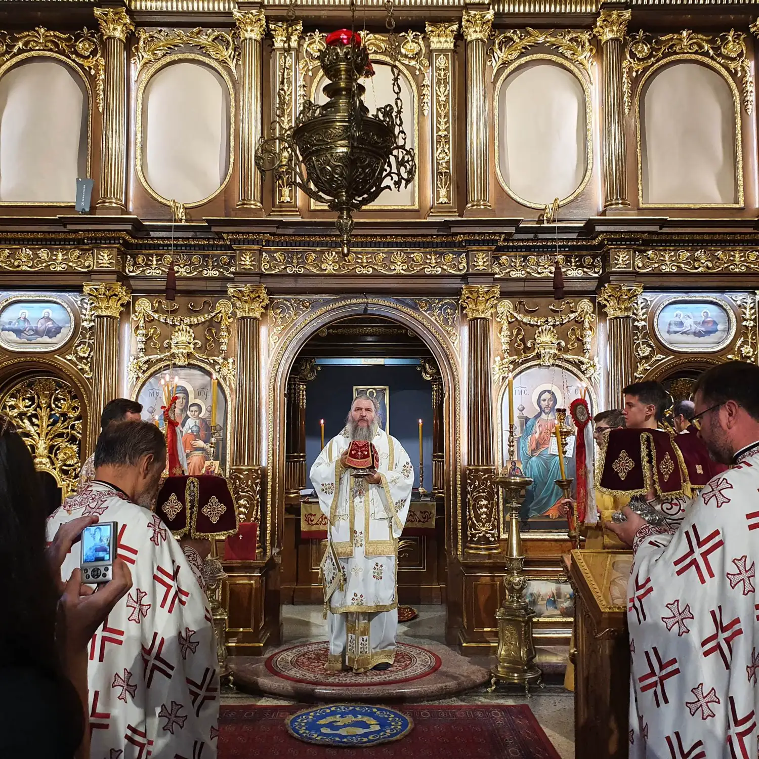 Архијерејска Литургија у српском православном Саборном храму у Бечу