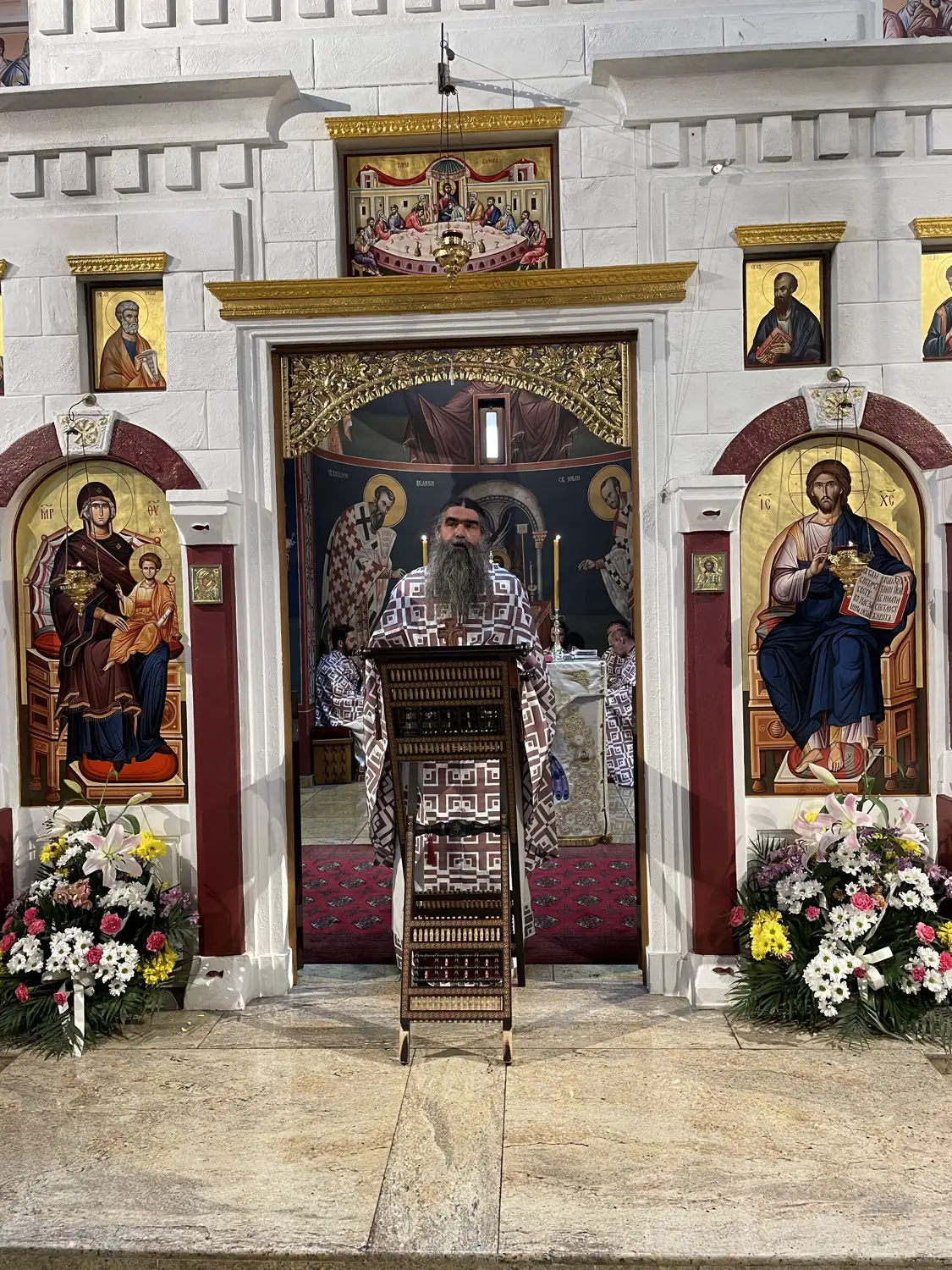Архимандрит Рафаило у храму Васкрсења