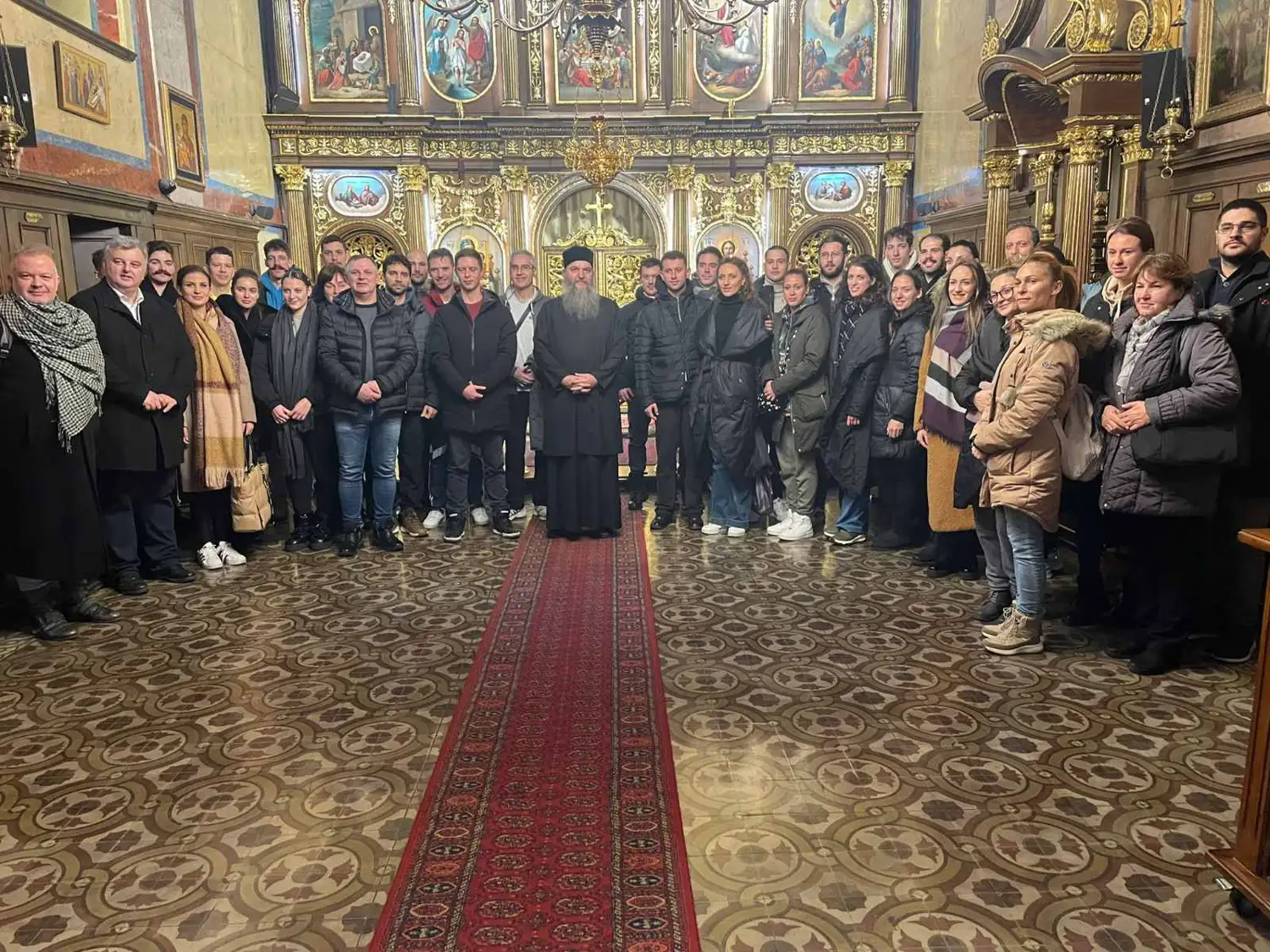 Управa и чланови националног Ансамбла КОЛО код Владике Андреја