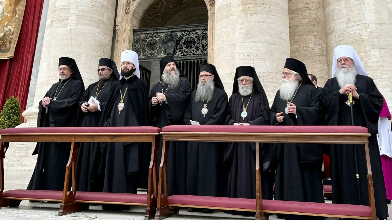 Епископ Андреј на сахрани папе Бенедикта