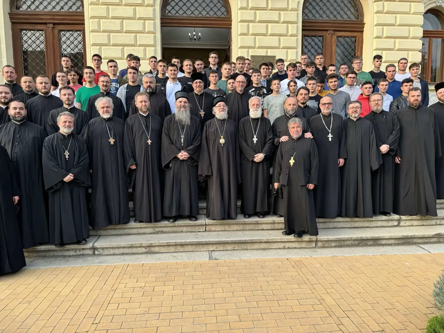 Епископ Андреј са свештенством  у Сремским Карловцима