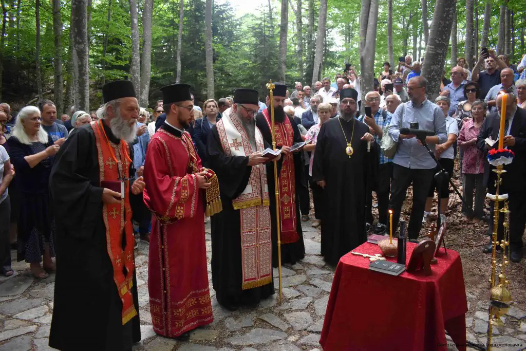 Владика Андреј пред жртвама у логору Јадовно