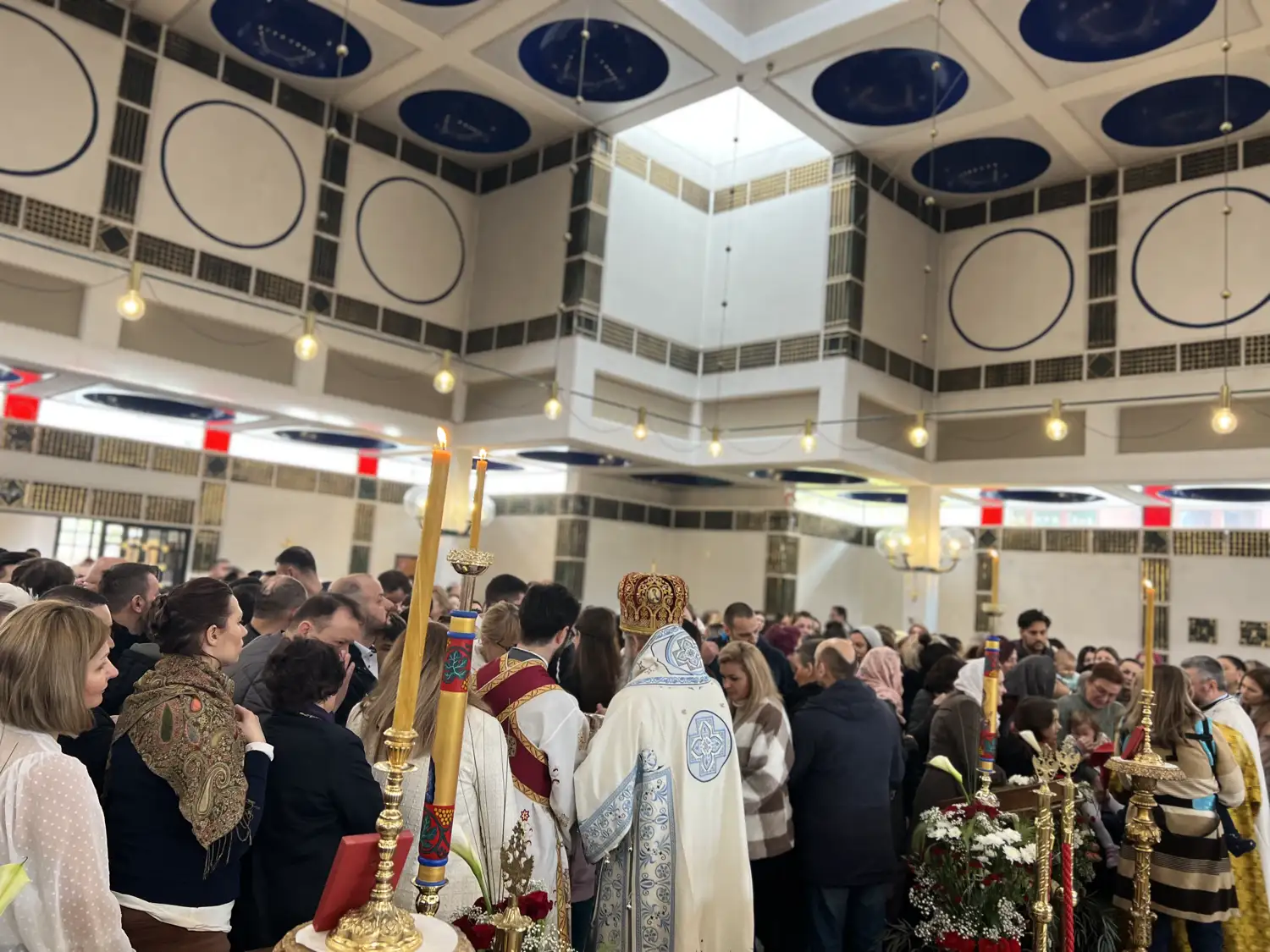 Епископ Андреј на дан Васкрсења Христовог служио у новом бечком храму