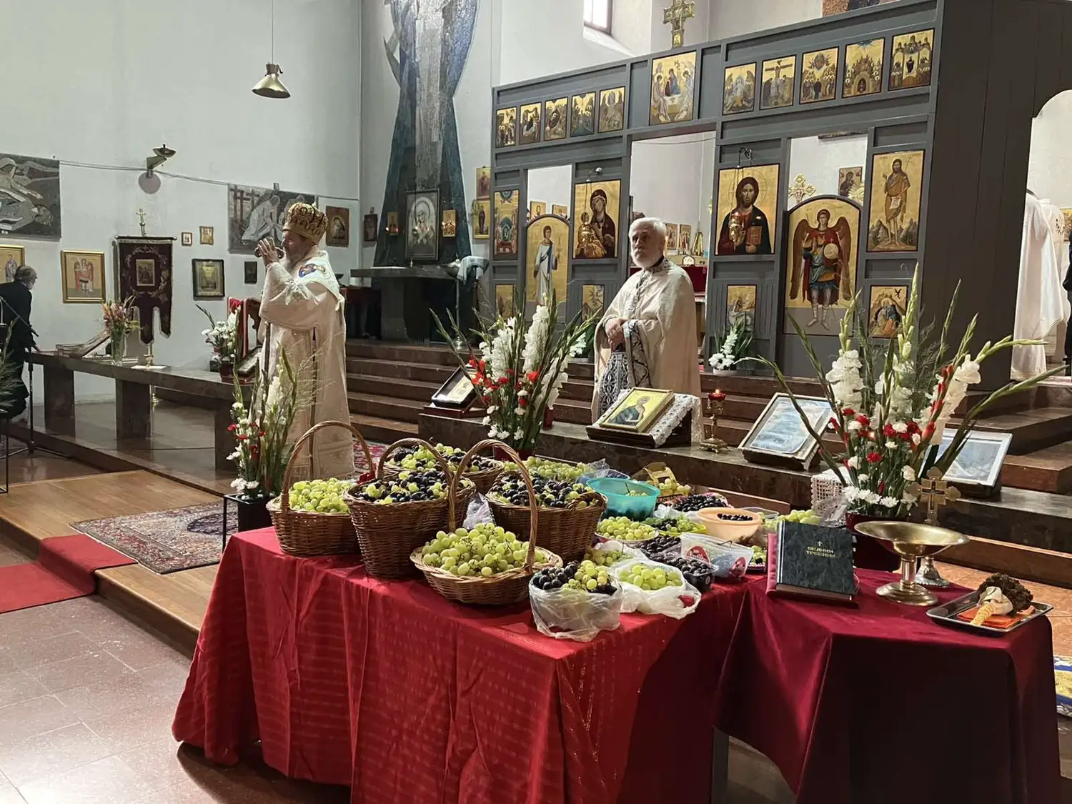 Епископ Андреј на Преображење у Богородичином храму