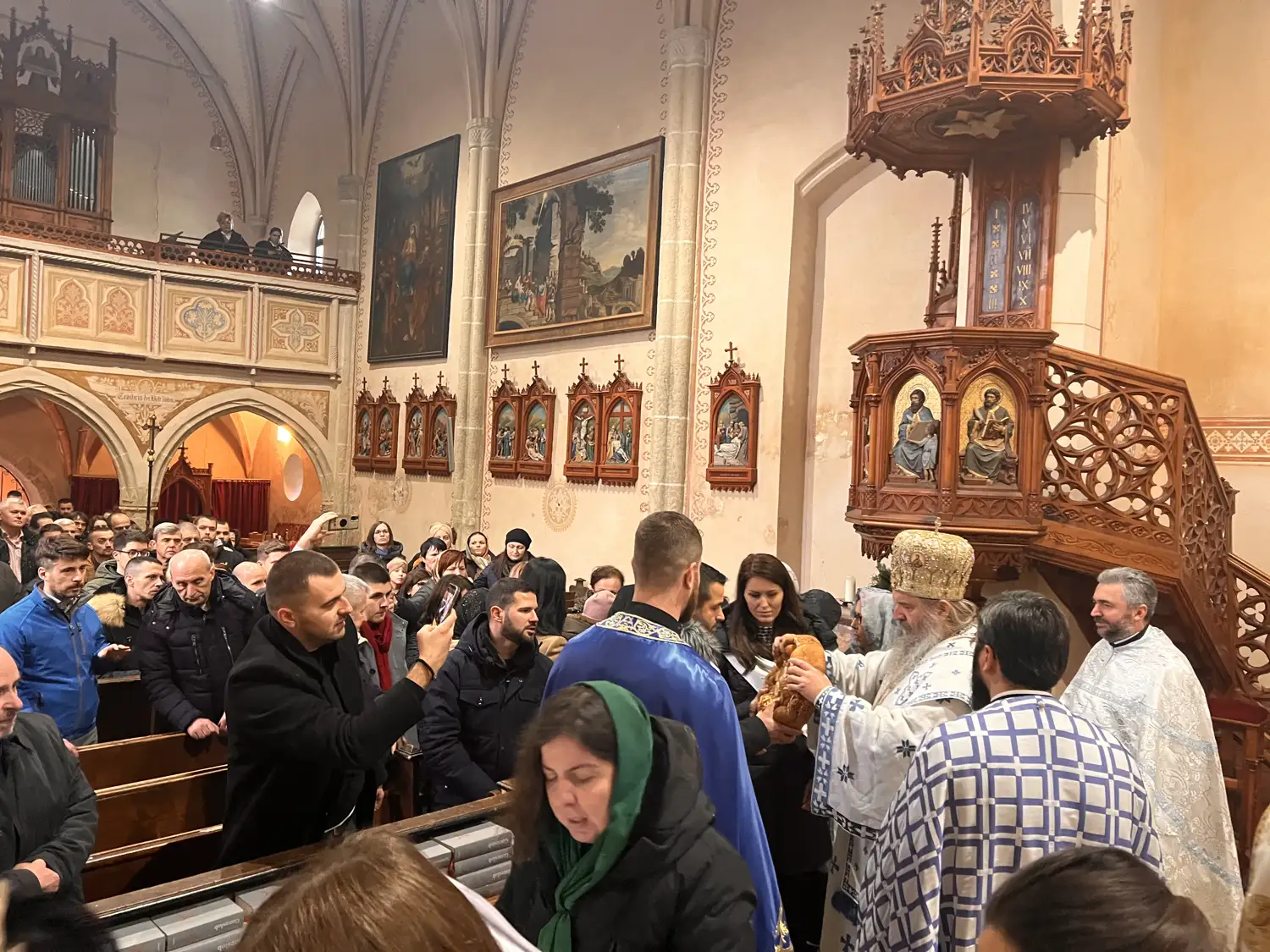 Епископ Андреј служио на празник Ваведења у Велсу