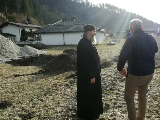 Епископ Андреј у обиласку земљишта за изградњу храма у Куфштајну