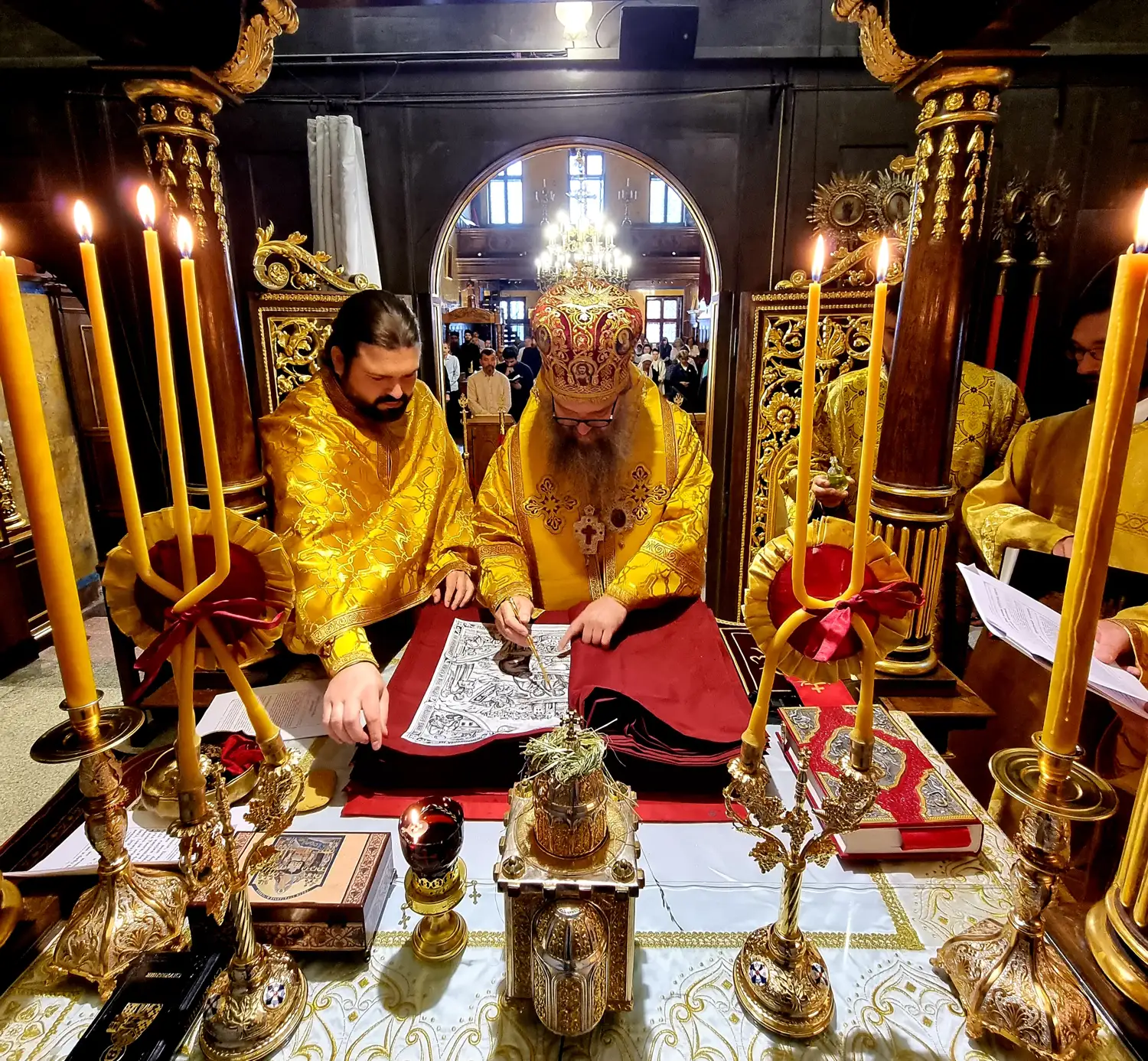 Архијерејска литургија и освећење антиминса на Духовски уторак у Саборном храму у Бечу